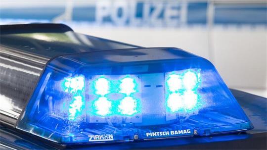 Ein Autofahrer übersieht einen Motorradfahrer – es kommt zur Kollision. (Symbolbild)