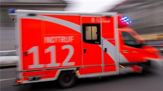 Ein Autofahrer verliert während der Fahrt das Bewusstsein und kollidiert mit einem anderen Wagen. (Symbolbild)