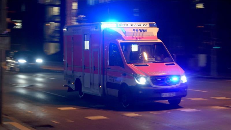 Ein Autofahrer wurde bei einer Kollision mit einem Lkw getötet. (Symbolbild)