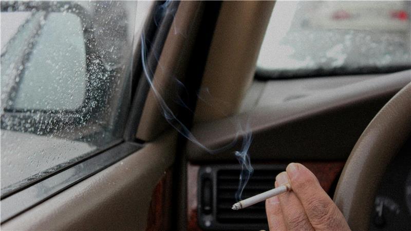Ein Autofahrer wurde in Geestland durch seine Zigarette vom Verkehr abgelenkt - und baute einen Unfall.
