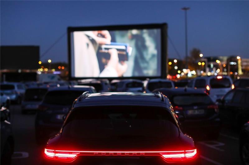 Ein Autokino in Chemnitz. Auch auf dem Hamburger Heiligengeistfeld ist diese Form des Kinos bald möglich. Foto: Jan Woitas/dpa-Zentralbild/dpa