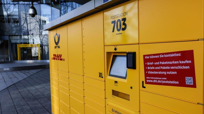 141 Orte haben keine Postfiliale, obwohl es eine geben muss Ein Automat namens Poststation steht vor der Zentrale von DHL in Bonn.