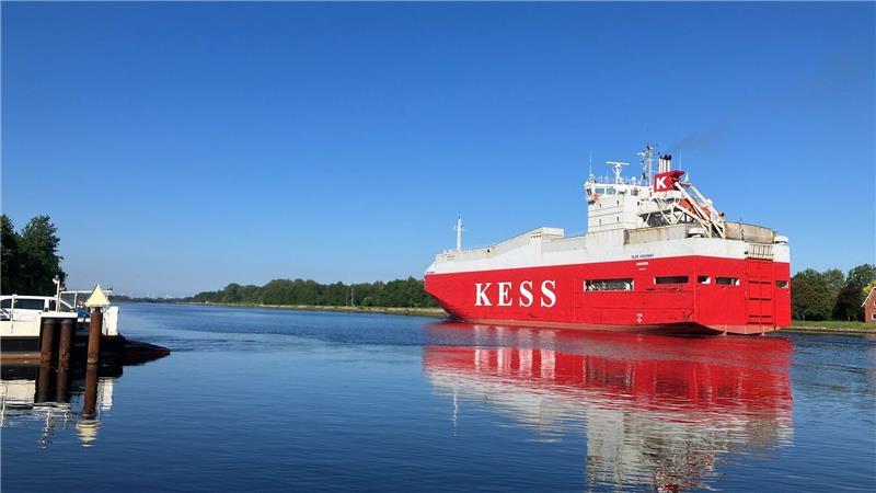 „Wir üben Sommer“ – So voll ist es an Nord- und Ostsee Ein Autotransporter fährt auf dem Nord-Ostsee-Kanal.