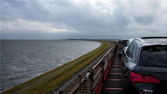 Ein Autozug der Deutschen Bahn fährt über den Hindenburgdamm auf die Nordseeinsel Sylt.