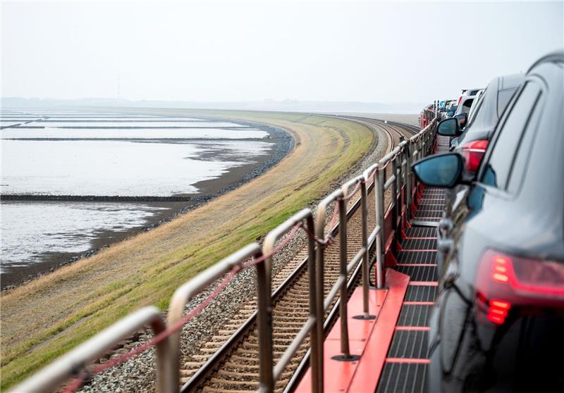 Bahnstreik: Mann wollte über Gleise nach Sylt laufen Ein Autozug der Deutschen Bahn fährt über den Damm auf die Nordseeinsel Sylt. (Foto: dpa)