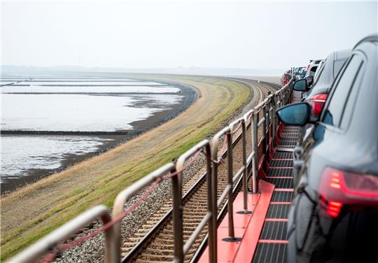 Ein Autozug der Deutschen Bahn fährt über den Damm auf die Nordseeinsel Sylt. (Foto: dpa)