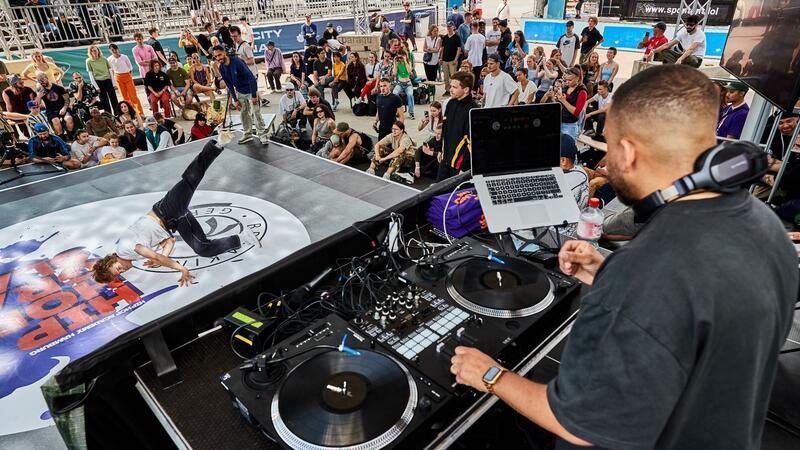 Internationaler Hip-Hop-Wettbewerb erstmals in Deutschland Ein B-Breaker performt auf der Tanzfläche zu der Musik von Jango P. Nd Jackson (r), DJ und Landestrainer für Breaking Hamburg.