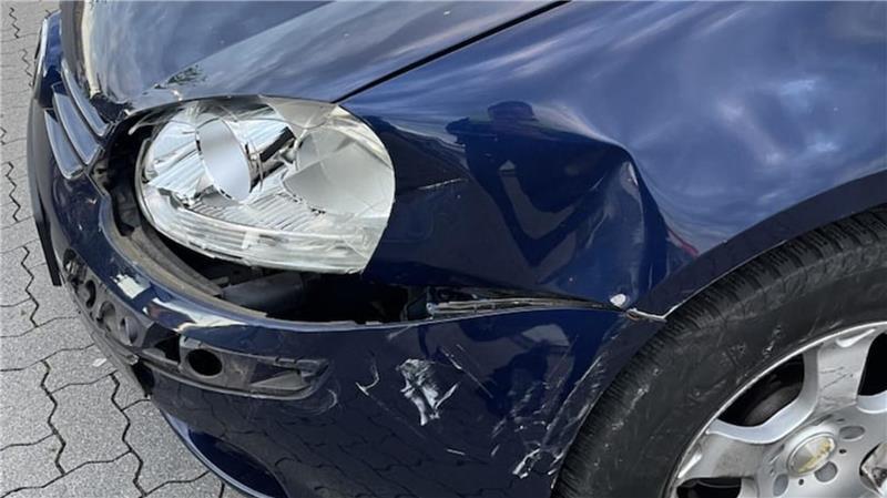 Ein BMW hat im Wiepenkathener Gewerbegebiet "Am Steinkamp" einen VW gerammt.