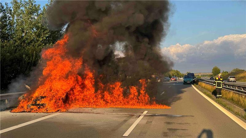 Ein BMW hat zwischen Jork und Horneburg auf der A26 Feuer gefangen.