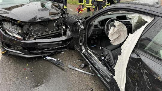 Ein BMW und ein VW wurden am Samstag bei einem Unfall in Fredenbeck beschädigt.