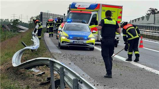 Ein BMW war mit der Leitplanke kollidiert. Die Polizei sicherte die Unfallstelle ab.