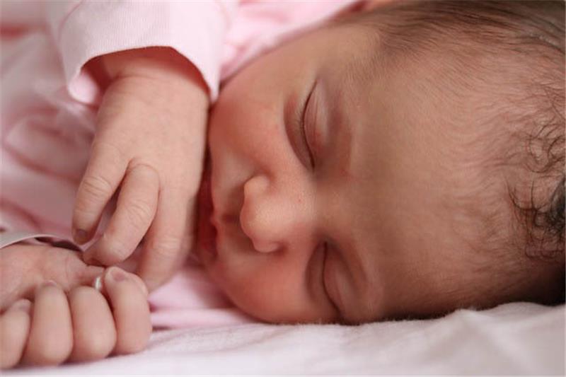 Ein Baby schläft. Foto: Mario D/Pixabay