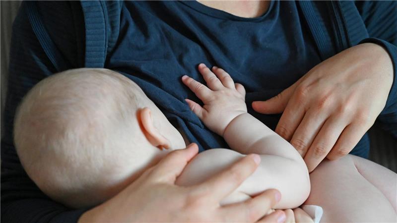Ein Baby zu bekommen bleibt auch in krisenreichen Zeiten ein häufiger Wunsch. (Symbolbild)