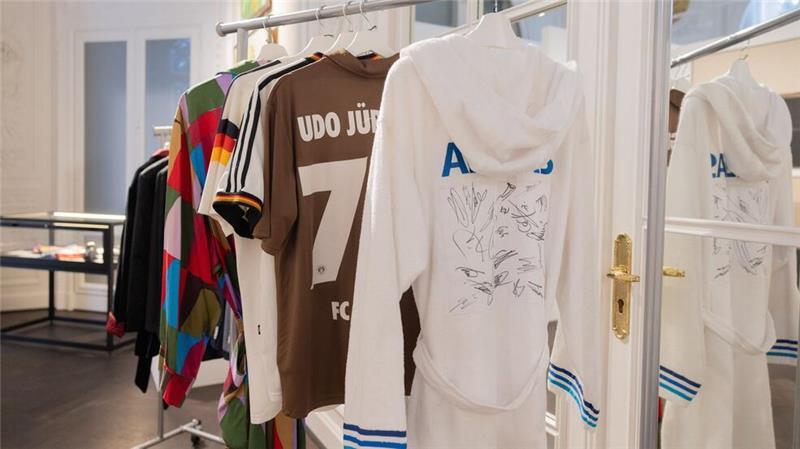 Udo Jürgens‘ Flügel bringt 240.000 Euro bei Auktion ein Ein Bademantel von Udo Jürgens brachte das 176-fache des unteren Schätzpreises ein.
