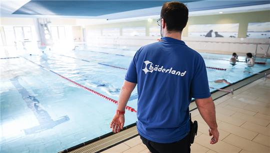 Ein Bademeister beaufsichtigt das Sportbecken im „Festland“ Hallenbad von Bäderland. Foto: Christian Charisius/dpa
