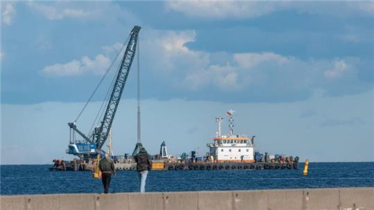 Ein Bagger auf dem Einsatzponton Manta hebt auf deutscher Seite den Tunnelgraben für die neue Fehmarnbeltquerung aus.