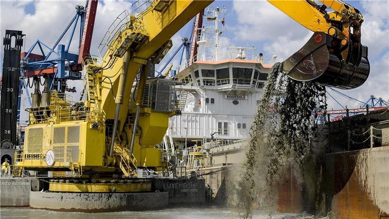 Ein Bagger baggert Schlick aus der Elbe. Foto: picture alliance/dpa