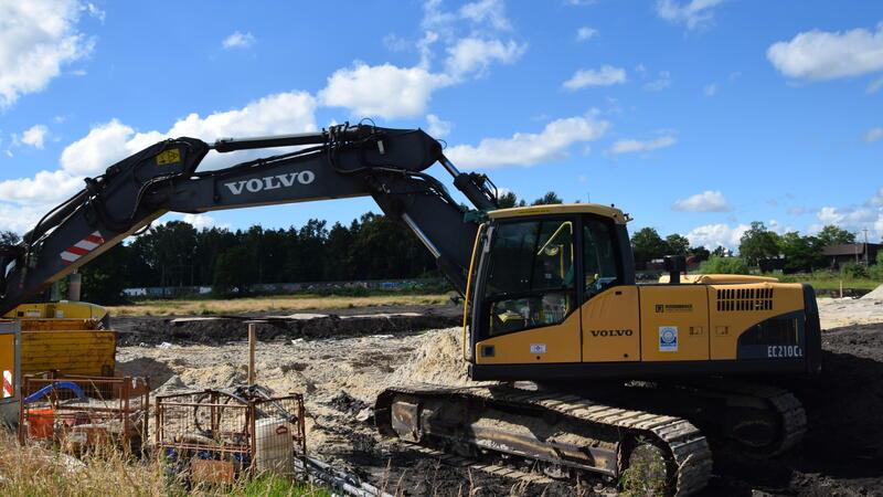 Gewerbeflächen in Buxtehude begehrt: Das haben drei Unternehmen vor Ein Bagger bereitet bei Erdarbeiten an der Felix-Wankel-Straße die Erweiterung des Buxtehuder Gewerbegebiets vor. Die zusätzlichen drei Hektar Flächen sind größtenteils bereits reserviert.