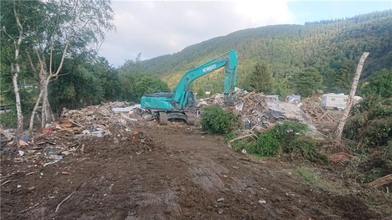 Ein Bagger des Abbruchunternehmens Meybohm aus Dollern räumt einen vom Hochwasser zerstörten Campingplatz bei Rech in Rheinland-Pfalz auf.