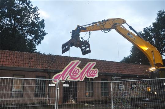 Ein Bagger holt das legendäre MicMac-Schild vom Dach der Kultdisco. Das Schild wurde später für 1700 Euro versteigert. Fotos: Felsch