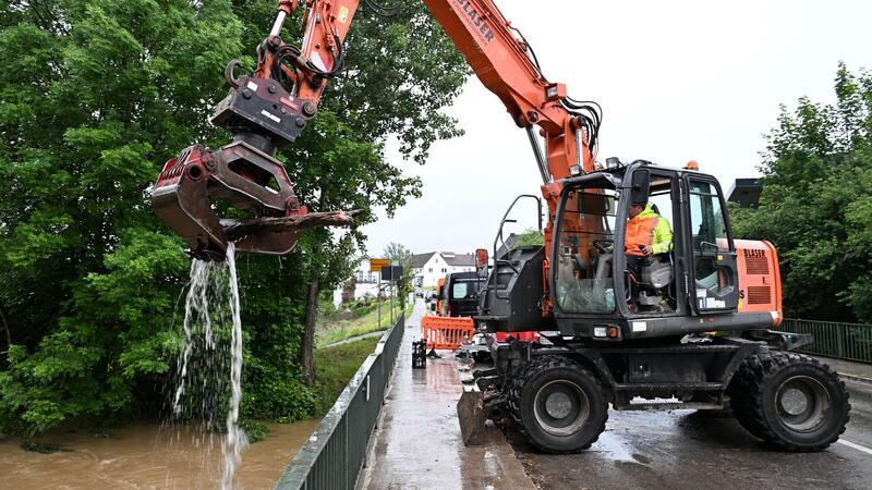 Ein Bagger holt in Meckenbeuren-Brochenzell Bruchholz aus dem Fluss Schussen.