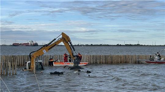 Ein Bagger ist im Landkreis Stade in der Elbe versunken.