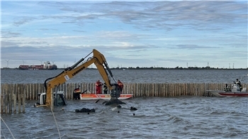 Ein Bagger ist im Landkreis Stade in der Elbe versunken.