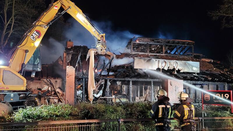 Brandruine bleibt für immer ein Rätsel Ein Bagger musste das Gebäude für die Löschmaßnahmen einreißen.
