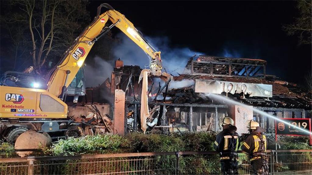 Ein Bagger musste das Gebäude für die Löschmaßnahmen einreißen