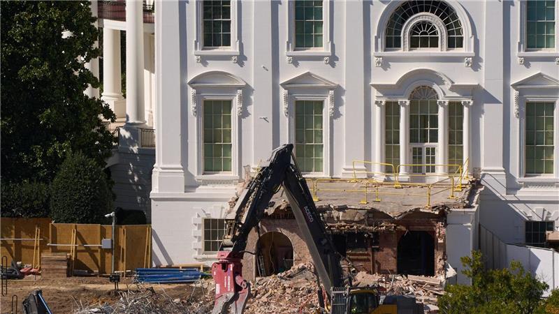 Ein Bagger während der Abrissarbeiten an einem Teil des Ostflügels des Weißen Hauses. Hier soll ein neuer Ballsaal gebaut werden.