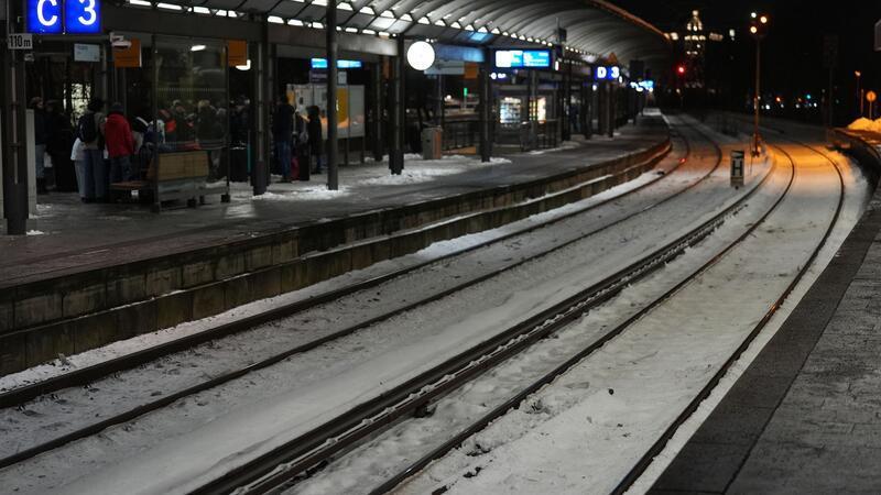 Ein Bahnmitarbeiter am Bahnhof Dammtor wird von einem 43-Jährigen brutal niedergeschlagen. (Archivbild)