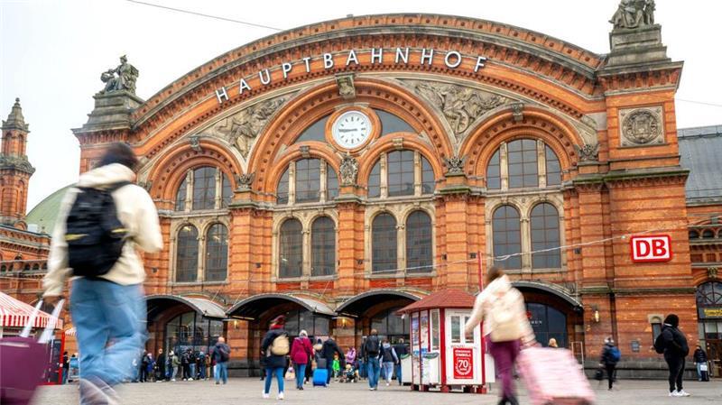 Bahnsteig am Bremer Hbf geräumt – 17-Jähriger festgenommen Ein Bahnsteig am Bremer Hauptbahnhof wurde für die Polizeimaßnahmen geräumt. (Archivbild)
