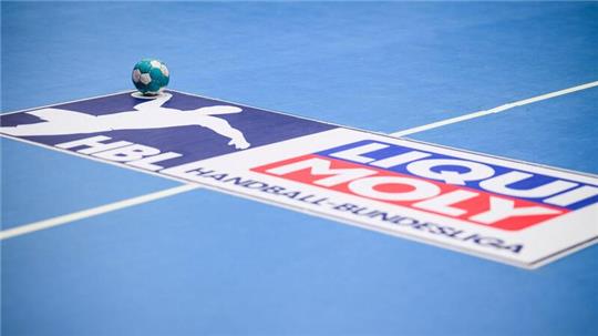 Ein Ball liegt auf dem Logo der LIQUI MOLY Handball Bundesliga.