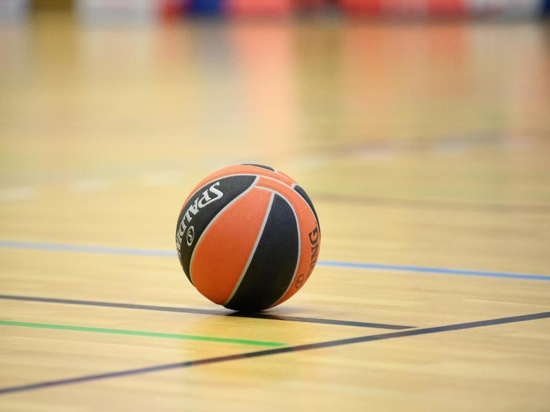 Ein Ball liegt auf einem Basketball-Spielfeld. Foto: Soeren Stache/dpa-Zentralbild/dpa/Symbolbild