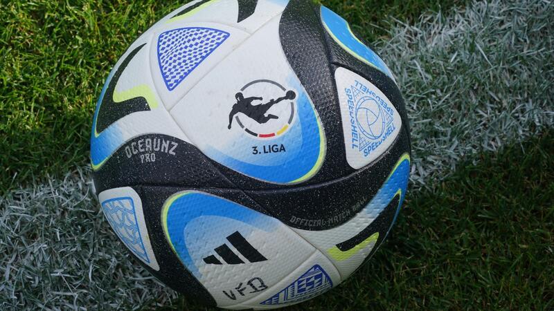 Ein Ball mit der Aufschrift und dem Logo „3. Liga“ liegt auf dem Spielfeld.