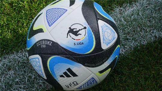 Ein Ball mit der Aufschrift und dem Logo „3. Liga“ liegt auf dem Spielfeld.