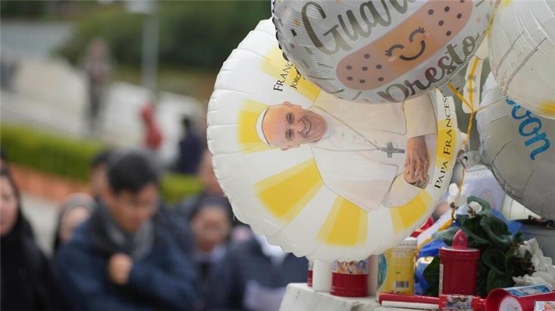 Ein Ballon mit einem Bild von Papst Franziskus hängt vor der Poliklinik Agostino Gemelli. 