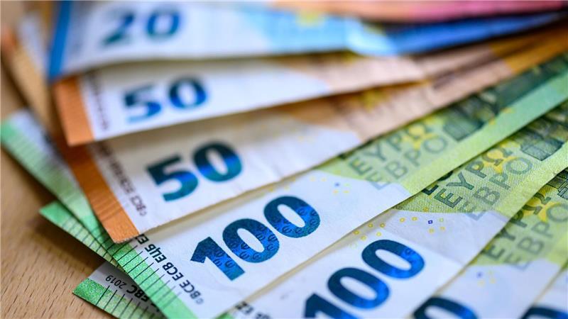 Ein Bankmitarbeiter in Wedel hat im letzten Moment verhindert, dass sich ein Mann einen Kredit in Millionenhöhe mit gefälschten Unterlagen beschafft.