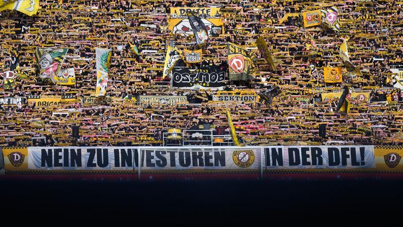 Nach sieben Gegentoren: „So können wir nicht bestehen“ Ein Banner „Nein zu Investoren in der DFL!“ hängt am K-Block.