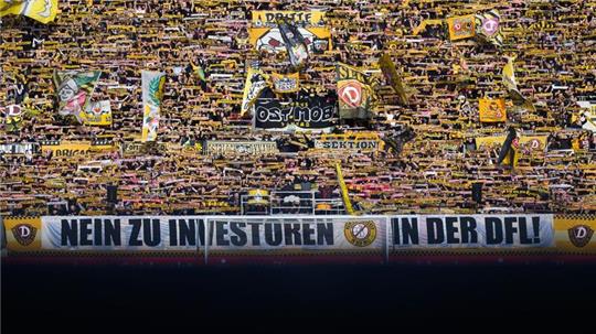 Ein Banner „Nein zu Investoren in der DFL!“ hängt am K-Block.
