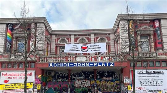 Ein Banner als Solidaritätsbekundung mit der RAF hängt an der Fassade des linksautonomen Kulturzentrums „Rote Flora“.