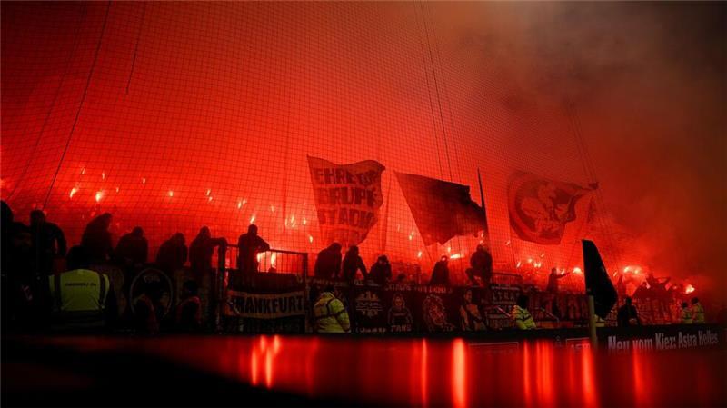Eintracht distanziert sich von Banner bei Spiel in St. Pauli Ein Banner im Block der Frankfurt-Fans beim Spiel in St. Pauli löst Kritik von beiden Clubs aus.