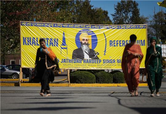 Ein Banner mit dem Abbild des getöteten Hardeep Singh Nijjar ist vor einem Sikh-Kulturzentrum im kanadischen Surrey aufgestellt. Der Fall belastet das Verhältnis zwischen Kanada und Indien.