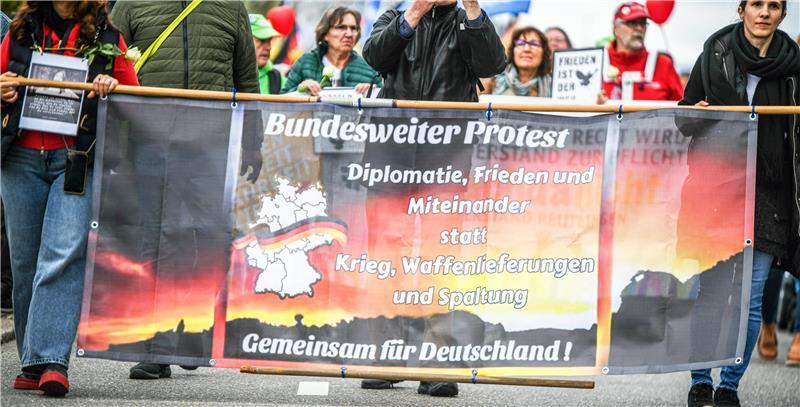 Ein Banner mit der Aufschrift „Bundesweiter Protest - Gemeinsam für Deutschland“ ist bei einer Demonstration unter dem Motto „Gemeinsam für Deutschland“ zu sehen. (Symbolfoto)