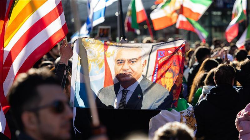 Ein Banner zeigt Reza Pahlavi, den Sohn des früheren Schahs von Persien.