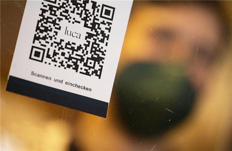 Ein Barcode, der mit der Luca-App zur Kontaktnachverfolgung gescannt werden kann, hängt in einem Einzelhandelsgeschäft an einer Schutzscheibe. Foto: Marijan Murat/dpa