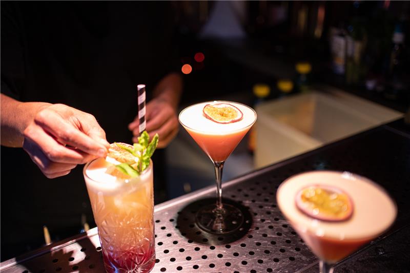 Ein Barkeeper bereitet Cocktails in einem Nachtclub zu. Foto: Pau Venteo/EUROPA PRESS/dpa