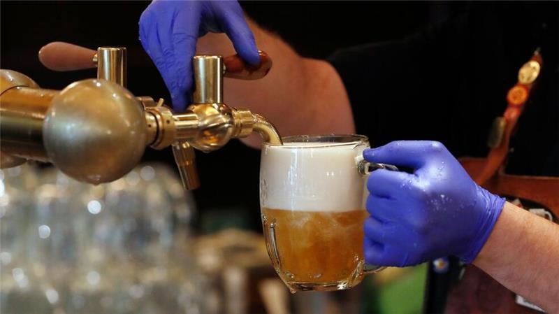 Prag verbietet nächtliche organisierte Kneipentouren Ein Barkeeper zapft ein Bier auf einer Restaurant-Terrasse. (Symbolbild)
