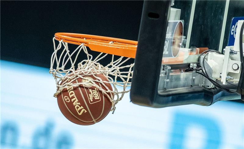 VfL Stade bleibt an Spitzenreiter Neustadt dran Ein Basketball landet im Korb.