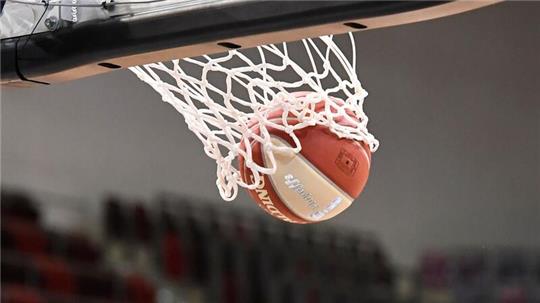 Ein Basketball landet im Korb.